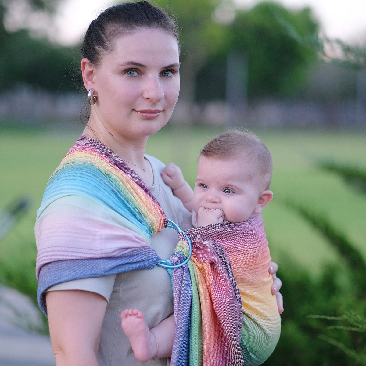 Girasol Ringsling Rainbow Dreamer Tragebild mit Baby