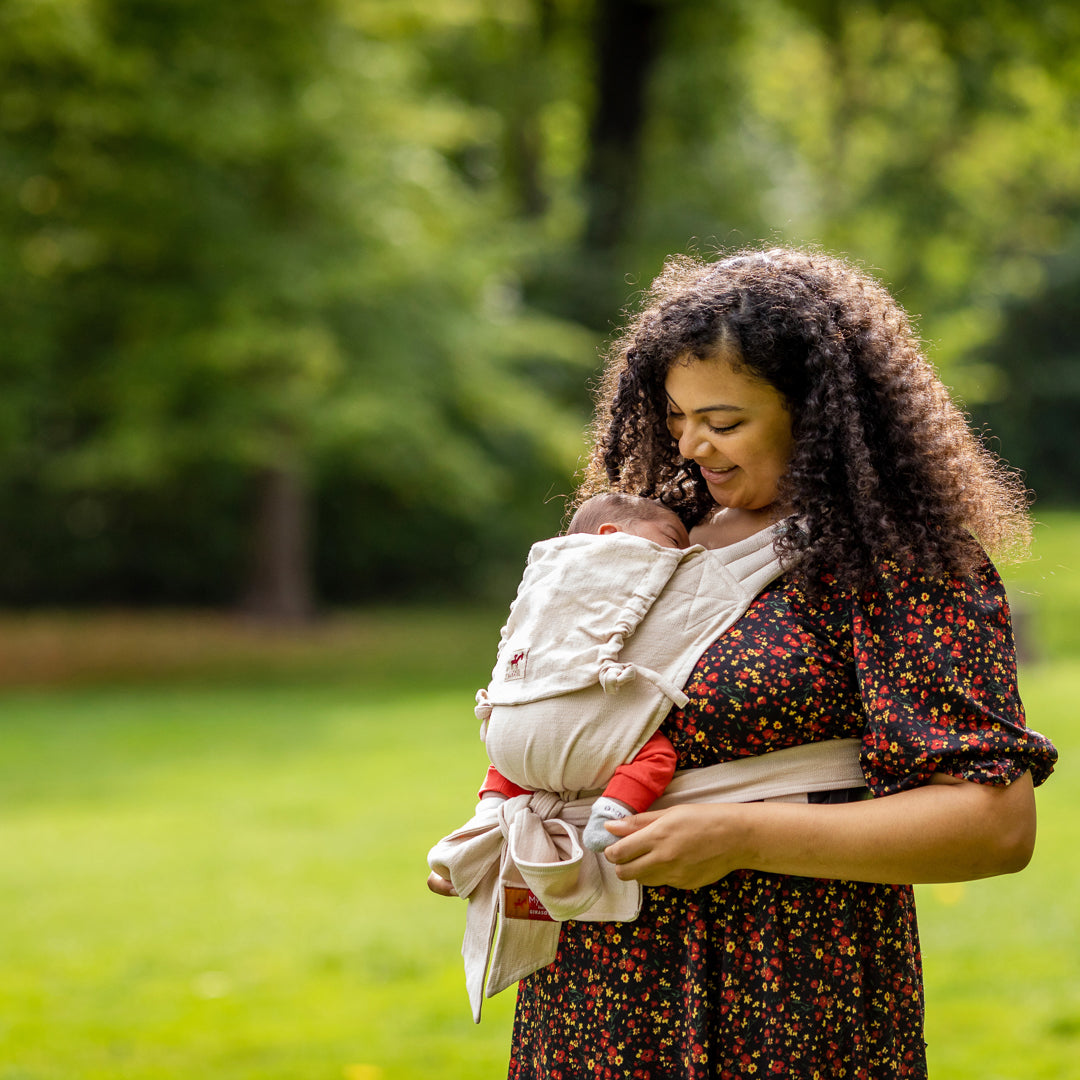 MySol Rosy Pepper Tragebild mit Baby in Natur