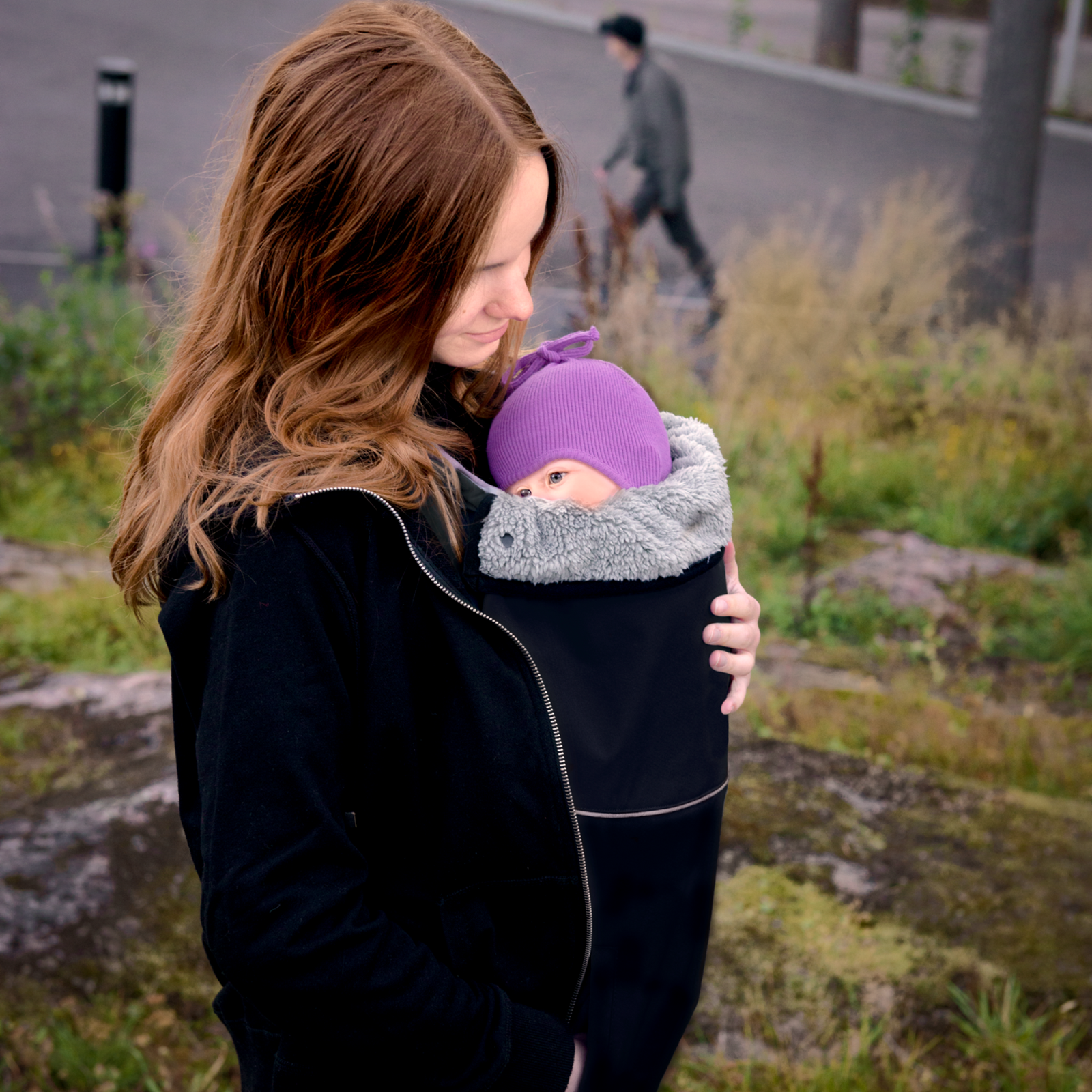 MaM Tragecove Deluxe Softshell Flex Black / Rock Grey Tragebild mit Mutter und Baby